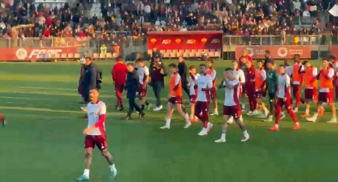 Tre Fontane, il saluto della squadra al termine dell’allenamento – VIDEO