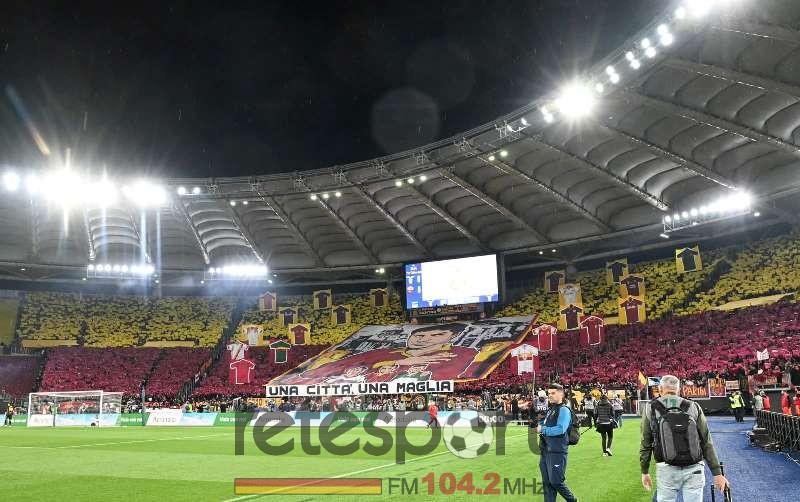 La scenografia della Sud nel derby: Di Bartolomei e altri tre storici campioni giallorossi. Il dettaglio