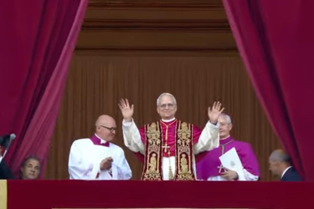 San Pietro, fumata bianca: eletto Papa Prevost con il nome di Leone XIV