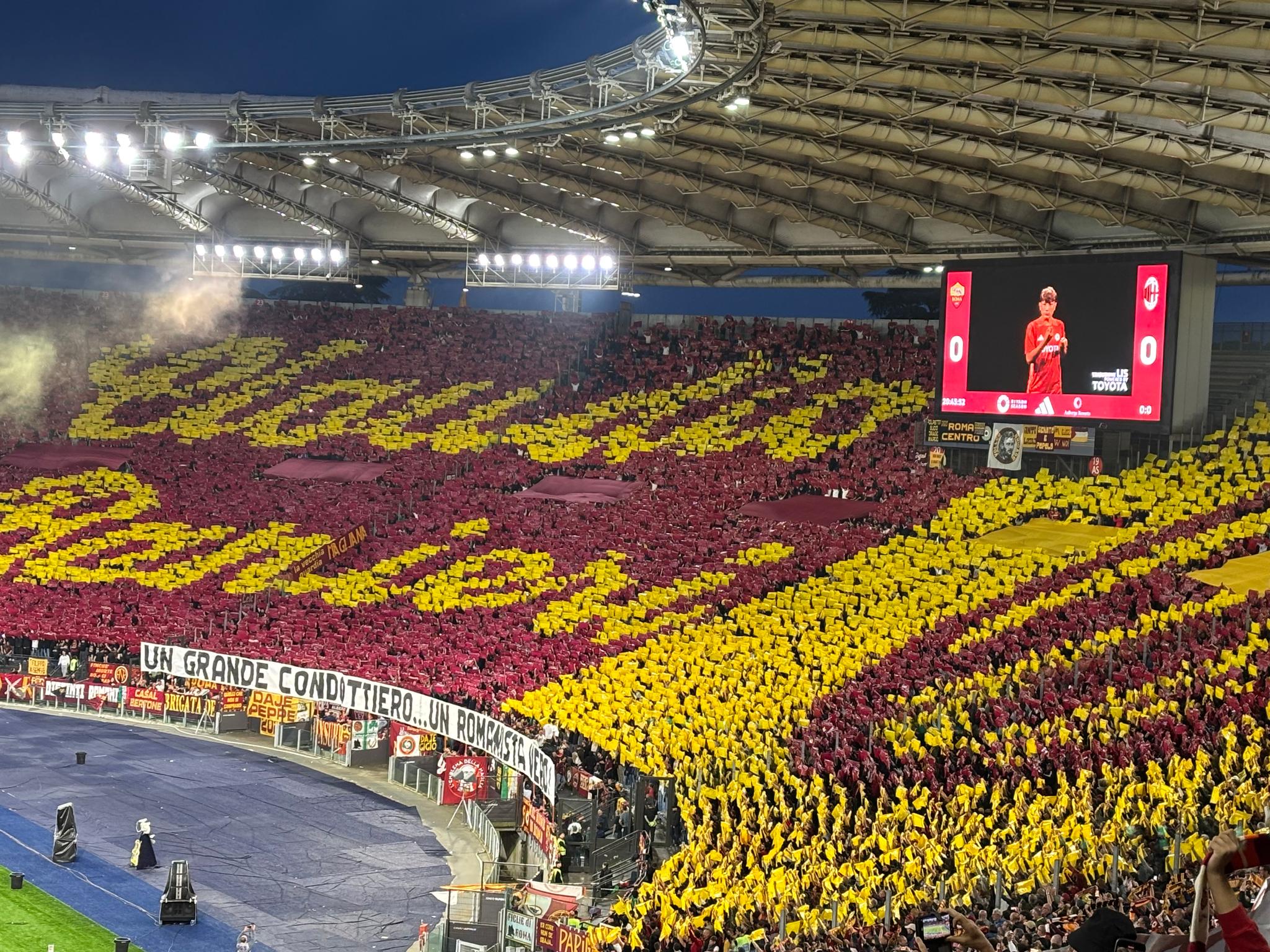 Ranieri imperatore all’Olimpico: scenografia da brividi e decine di striscioni – FOTO