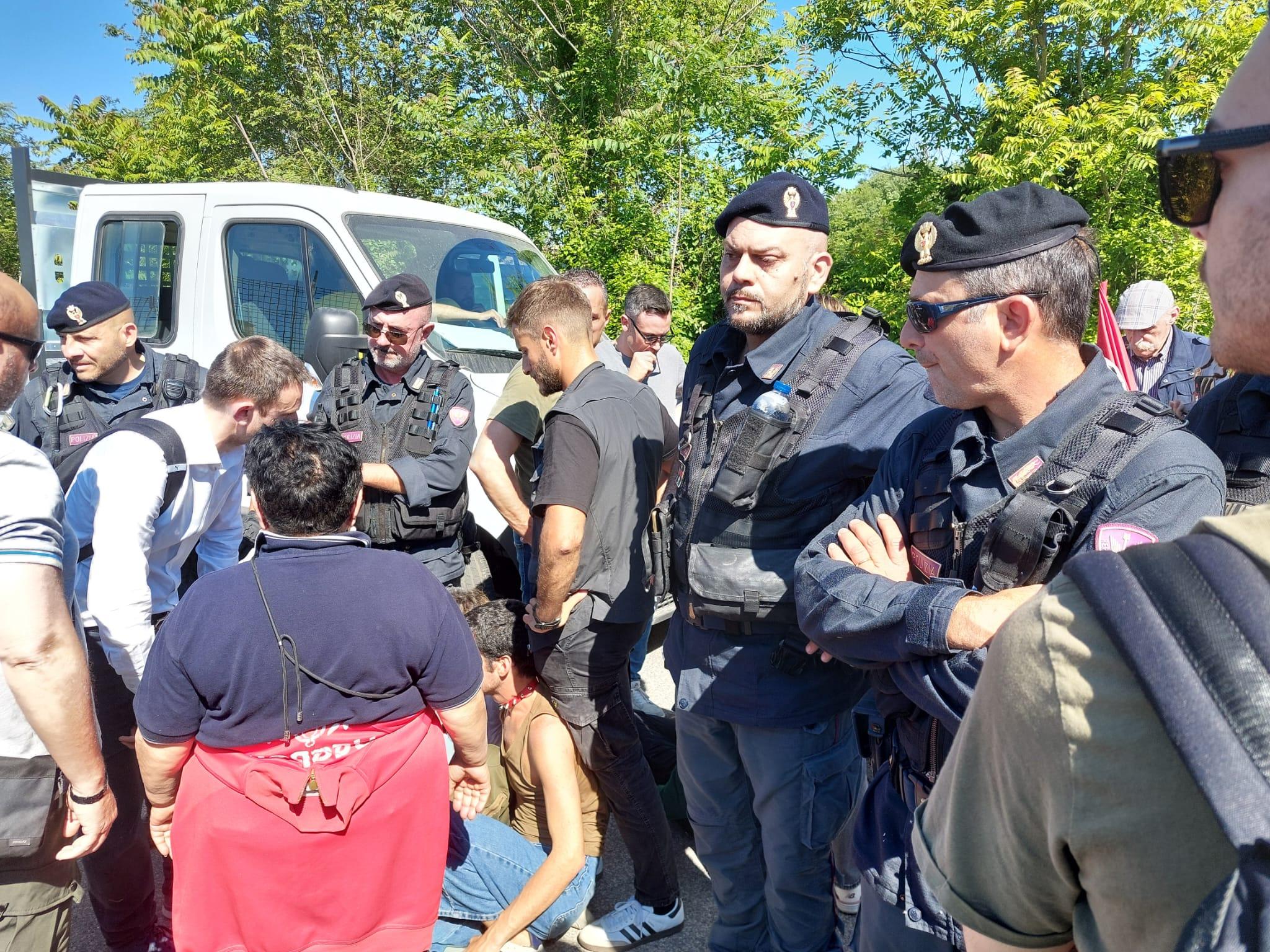 Stadio Roma, tensioni tra manifestanti e polizia: impedito l’ingresso ai camion per gli scavi archeologici – VIDEO FOTO