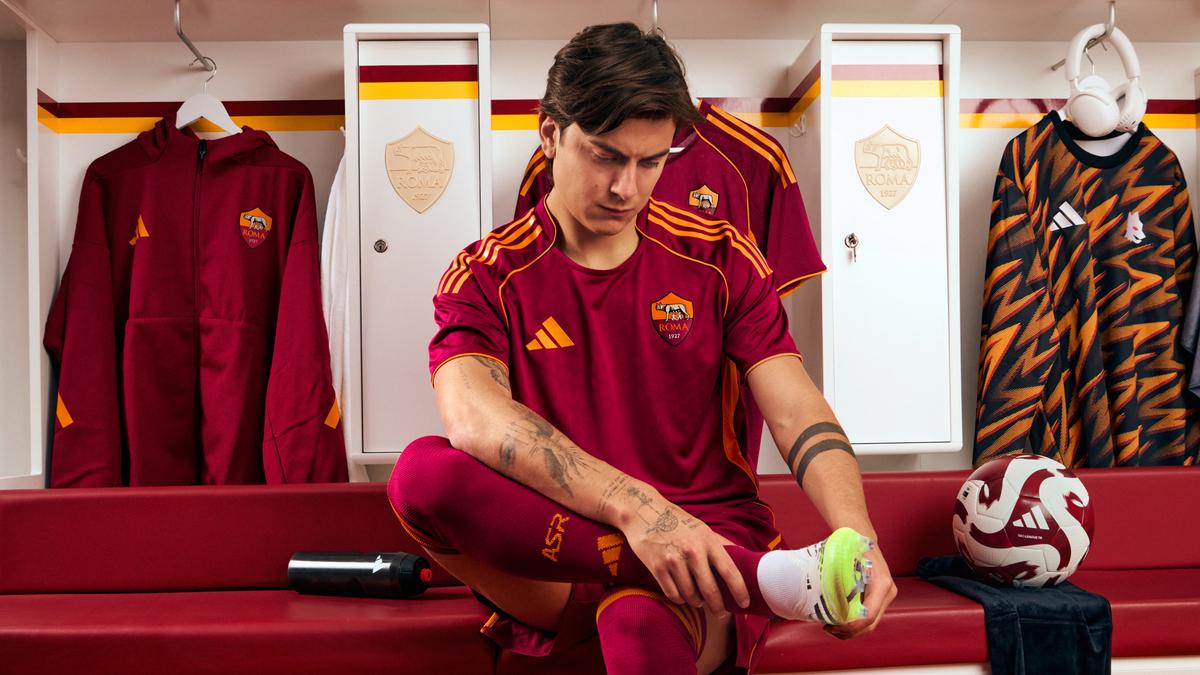 Roma e Adidas presentano il nuovo Kit Home 2025-26 – FOTO