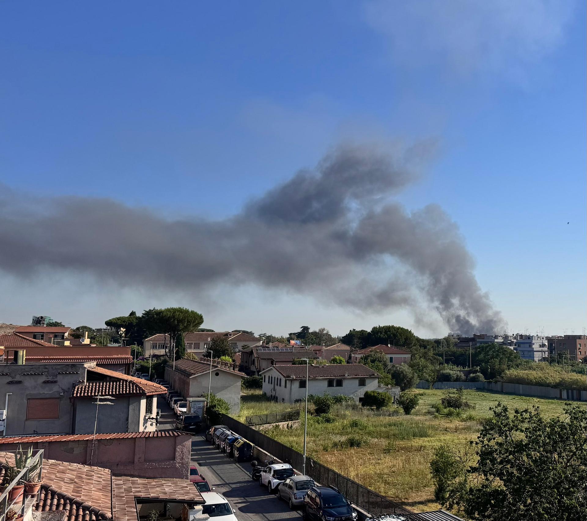 Roma, forte esplosione ad  un distributore in via Gordiani: oltre 10 feriti