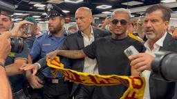 Roma, ecco Wesley: il brasiliano è sbarcato a Fiumicino. Oggi visite e firme poi tornerà a Rio per il visto – VIDEO FOTO