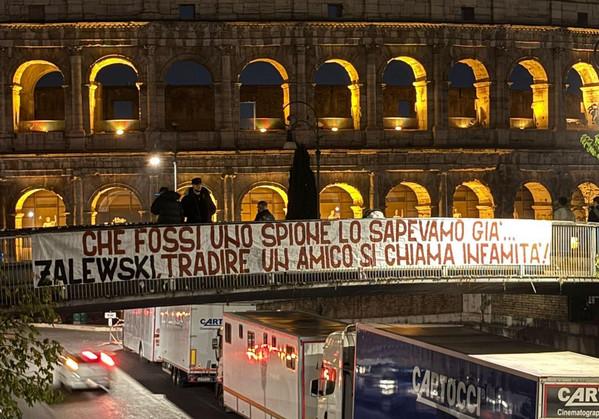 Colosseo, striscione contro Zalewski nella notte: “Tradire un amico è infamità”