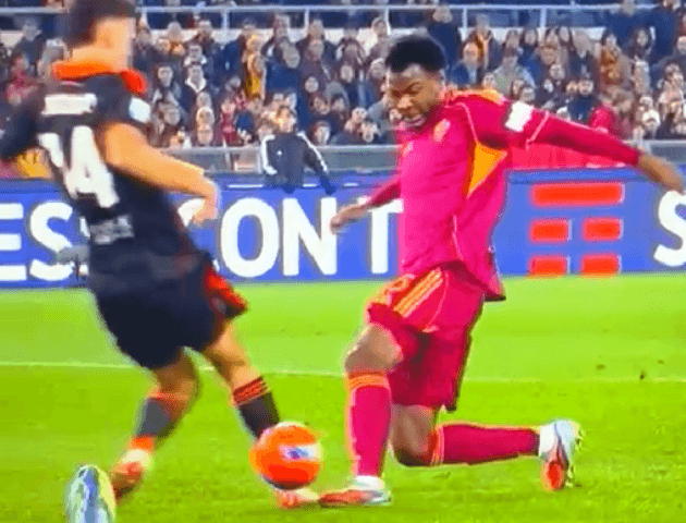 Ndicka-Ramòn, il difensore del Como rischia ma il rigore non c’è – FOTO