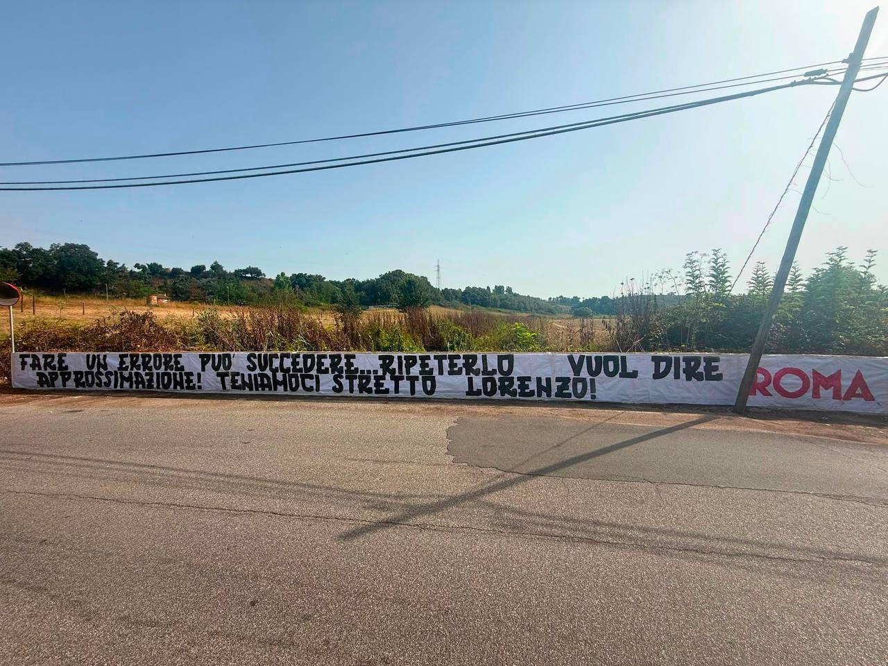 Trigoria, striscione su Pellegrini: “Teniamoci stretto Lorenzo” – FOTO