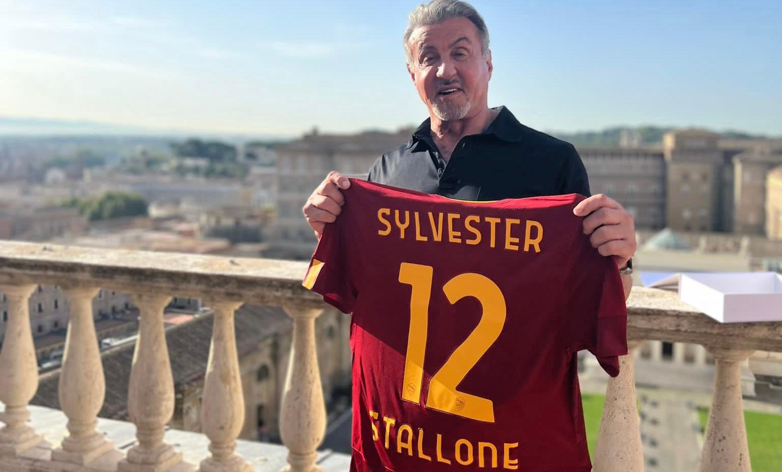 Sylvester Stallone tifa Roma: ecco la foto con la maglia giallorossa – FOTO