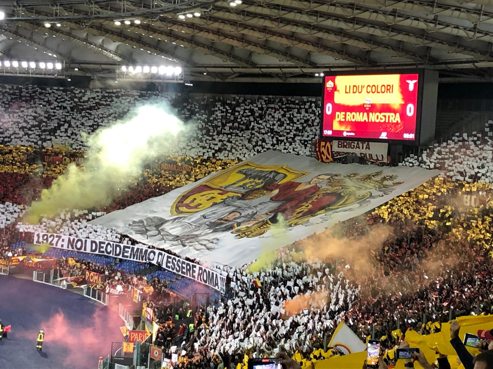 Uno stadio giallorosso e la Curva che sottolinea: “decidemmo noi di essere Roma” (FOTO VIDEO)