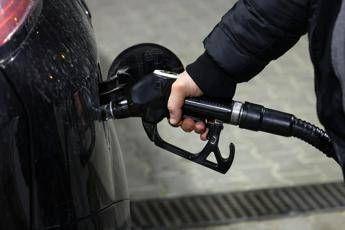 Carburanti, prezzo di benzina e diesel in rialzo: gasolio oltre i 2 euro