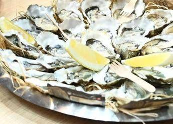 Epatite A, nuovi casi a Napoli: 53 ricoveri all’ospedale Cotugno dopo il consumo di frutti di mare crudi