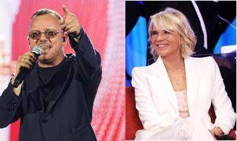 Maria De Filippi a sorpresa al concerto di Gigi D’Alessio, poi l’annuncio: “E’ il nuovo giudice di Amici”
