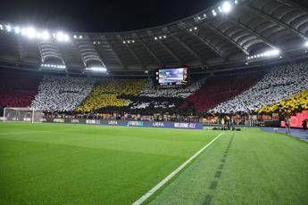 Roma, coreografia contro Bologna. Ironia social: “Sembra un gatto”