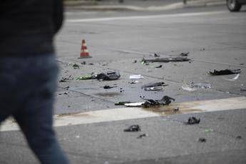 Bimbo di 8 anni muore in un incidente in moto con il padre sull’A21: ferito il genitore