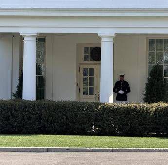 Il giallo del ricovero di Trump, il presidente Usa lontano dall’occhio pubblico: “Al lavoro per gli americani”