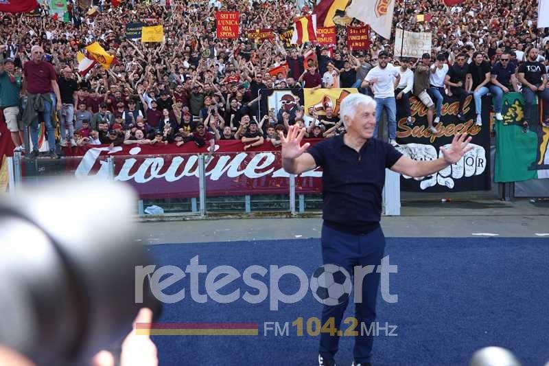 Gasp e quell’abbraccio della Sud: inchino e saltelli sotto la curva – VIDEO
