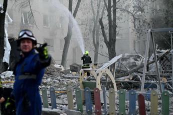 Venezuela, ancora vivo a una settimana dal terremoto: soccorritori al lavoro per estrarlo da macerie