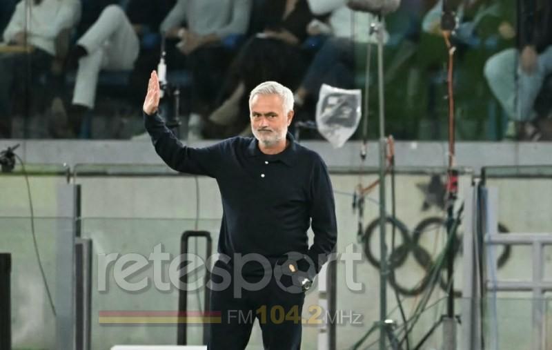 La Sud saluta Mou: “Gloria eterna”. Lo Special manda un bacio alla Curva – FOTO